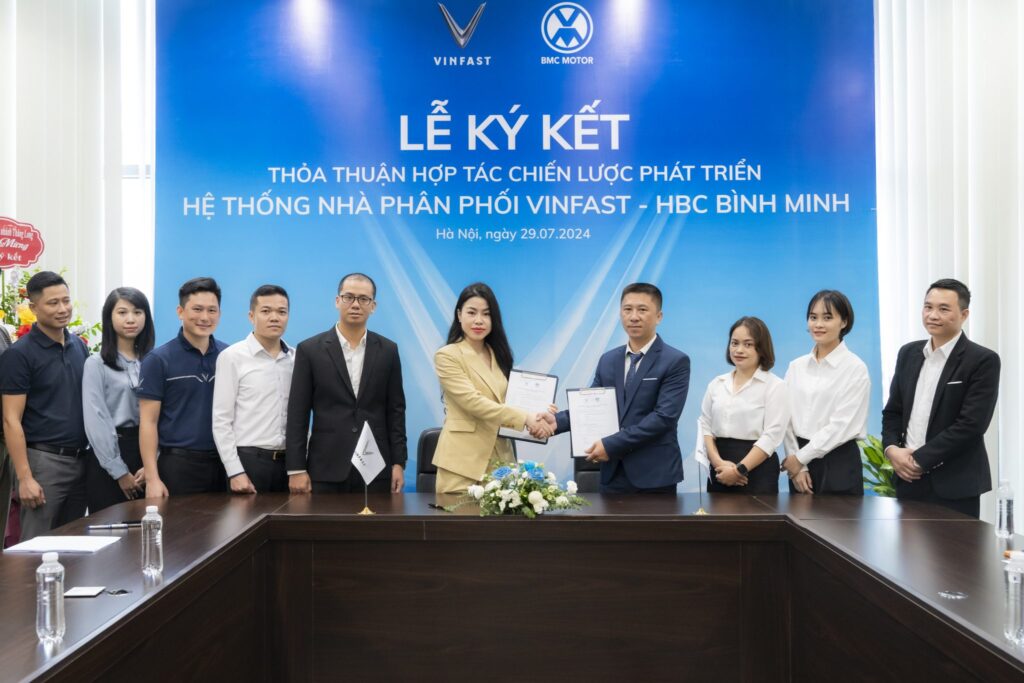 VinFast ký kết thỏa thuận hợp tác phát triển hệ thống nhà phân phối với HBC Bình Minh